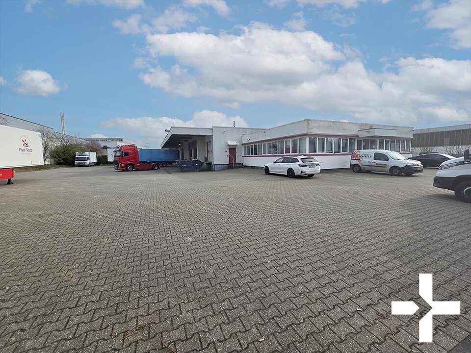 Bürogebäude und Freiflächen